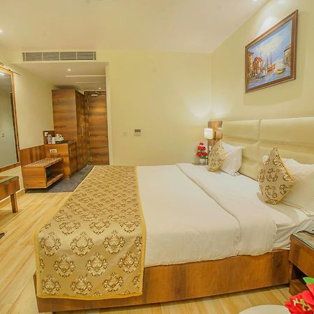 Hotel Hira Inn-10Mins From Railway Station & Bus Station Аллахабад Экстерьер фото