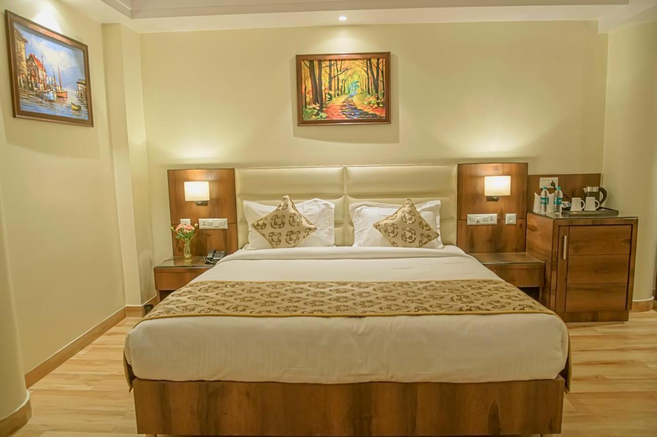 Hotel Hira Inn-10Mins From Railway Station & Bus Station Аллахабад Экстерьер фото