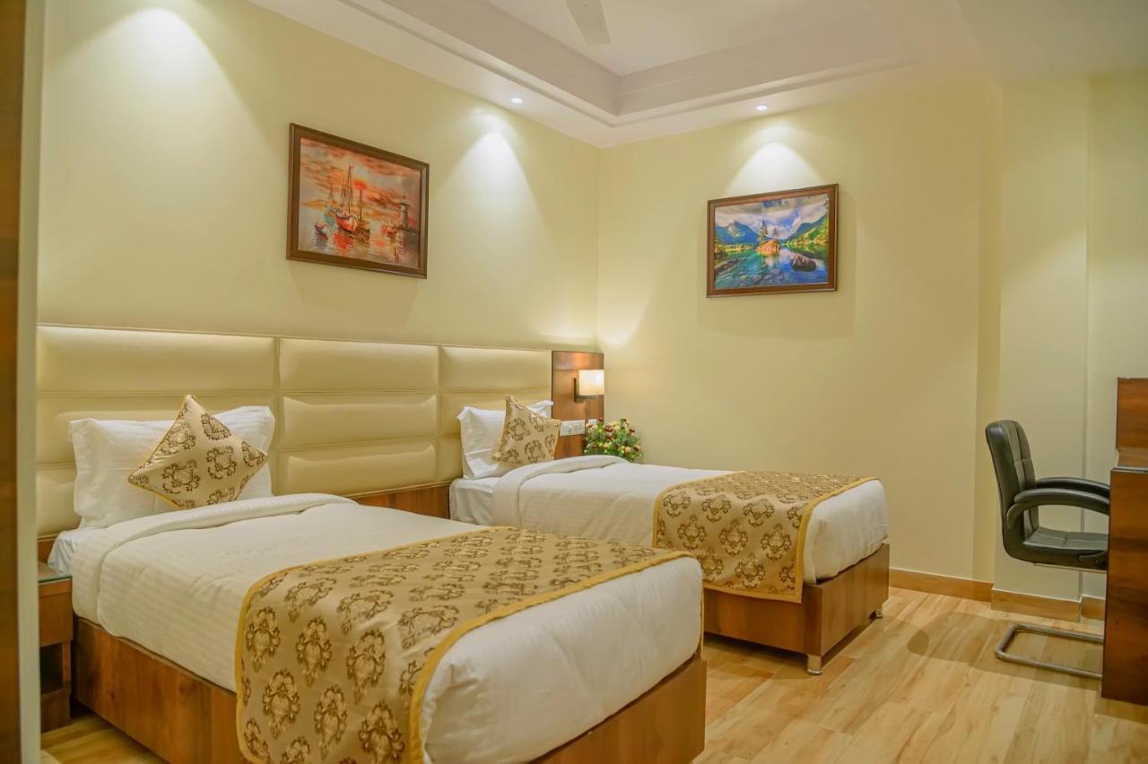 Hotel Hira Inn-10Mins From Railway Station & Bus Station Аллахабад Экстерьер фото