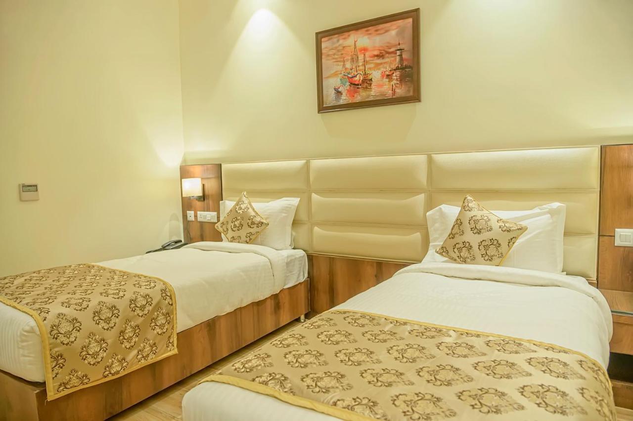 Hotel Hira Inn-10Mins From Railway Station & Bus Station Аллахабад Экстерьер фото