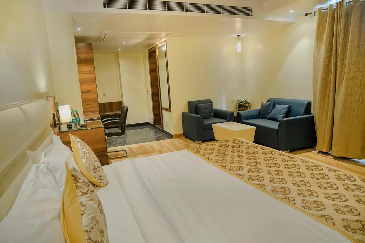 Hotel Hira Inn-10Mins From Railway Station & Bus Station Аллахабад Экстерьер фото
