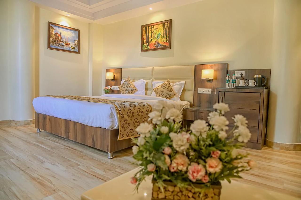 Hotel Hira Inn-10Mins From Railway Station & Bus Station Аллахабад Экстерьер фото