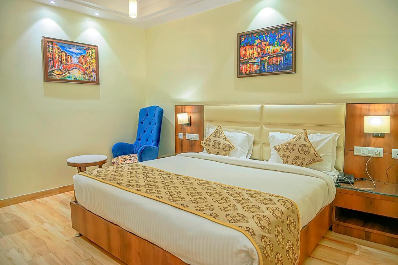 Hotel Hira Inn-10Mins From Railway Station & Bus Station Аллахабад Экстерьер фото