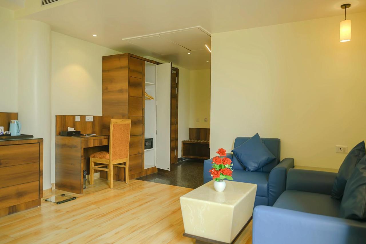 Hotel Hira Inn-10Mins From Railway Station & Bus Station Аллахабад Экстерьер фото