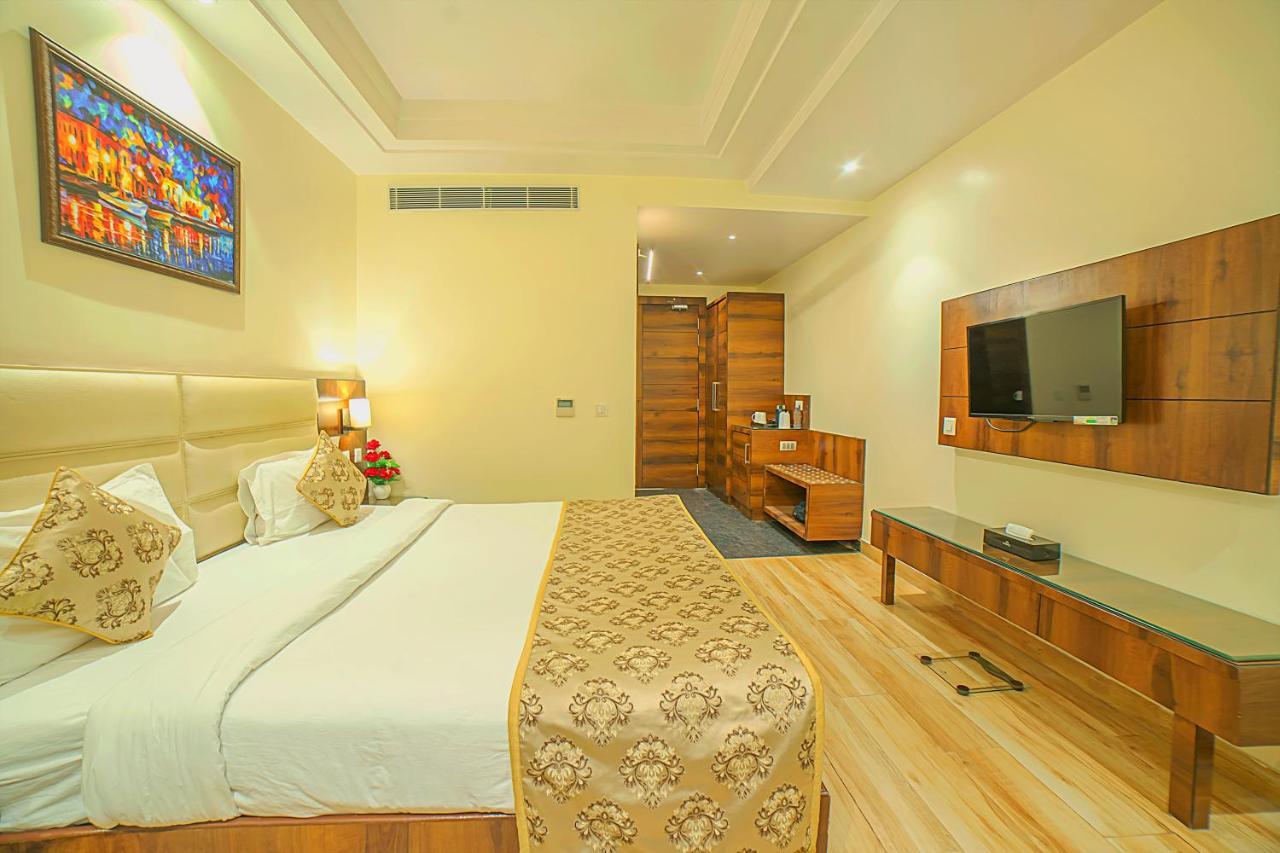 Hotel Hira Inn-10Mins From Railway Station & Bus Station Аллахабад Экстерьер фото
